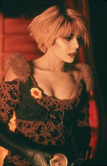 Gigi Edgley plays Chiana on Farscape